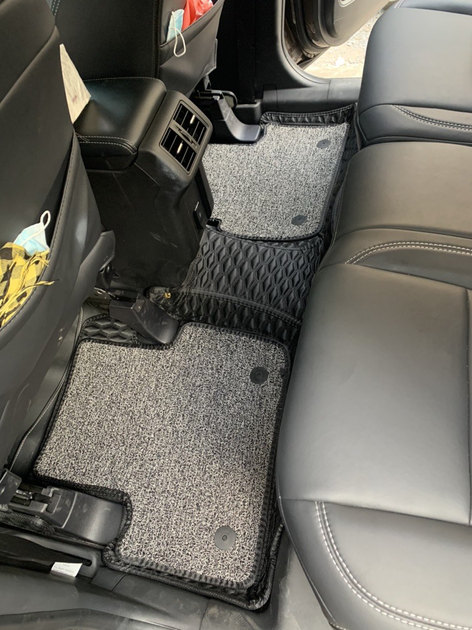 Thảm lót sàn cho xe Mitsubishi Outlander 2024