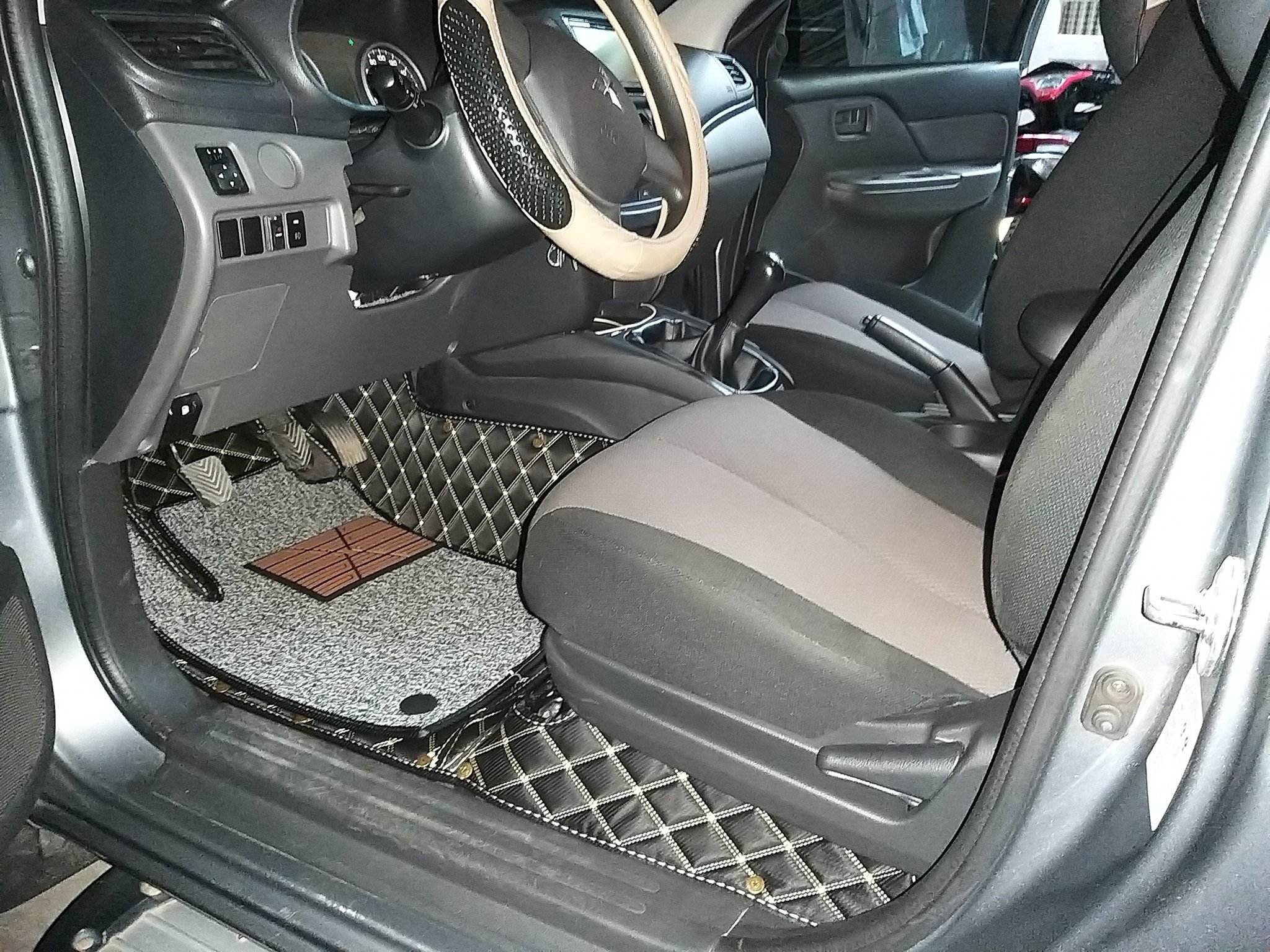 Thảm lót sàn cho xe Mitsubishi Triton 2024