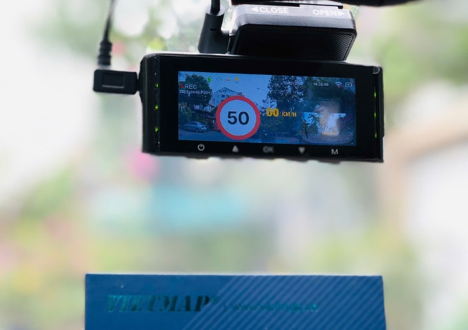 camera-hanh-trinh-cho-xe-Geely-Coolray-chinh-hang-tai-pandaautovn