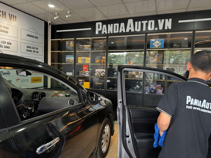 dán phim cách nhiệt ô tô tại Panda Auto 483 nguyễn khang hà nội