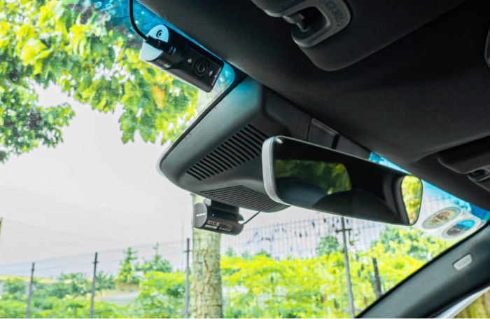 Hình ảnh thức tế lắp camera hành trình Blackvuew Dr770 box lắp đặt gọn gàng trên ô tô