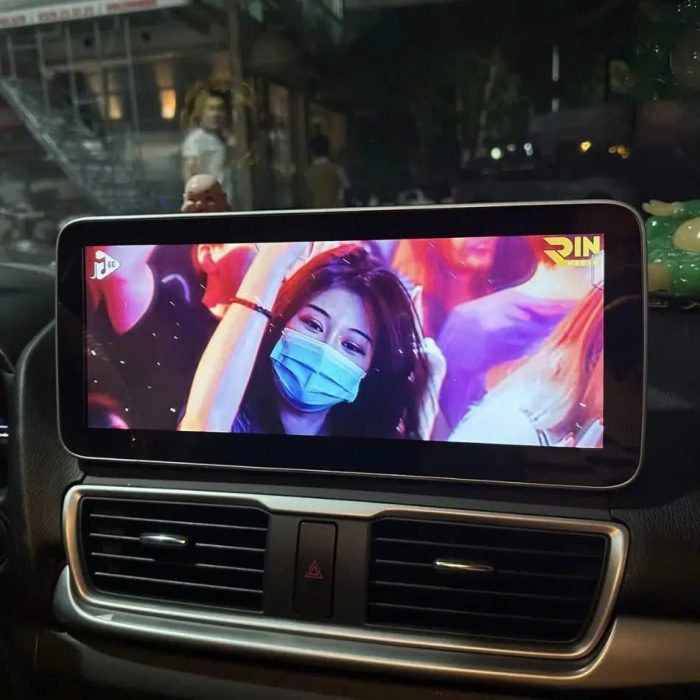 man-hinh-o-to-Vicom-hinh-anh-sac-net-pandaauto