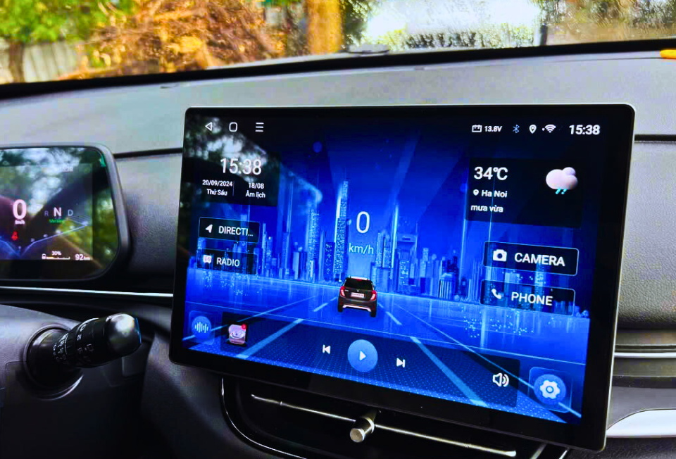 Hình ảnh lắp đặt thực tế màn hình Zestech ZT5 cho xe Vinfast VF5 tại PandaAuto.vn 483 Nguyễn Khang HN