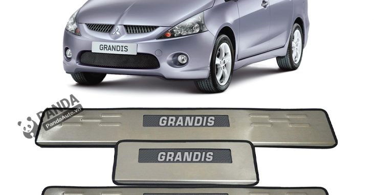 Nep-buoc-chan-ngoai-inox-cho-xe-oto-MITSUBISHI-GRANDIS-tai-panda-auto