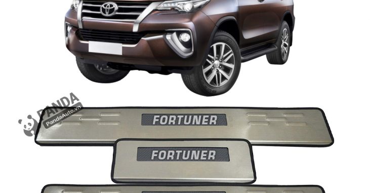 Nep-buoc-chan-ngoai-inox-cho-xe-oto-TOYOTA-FORTUNER-tai-panda-auto