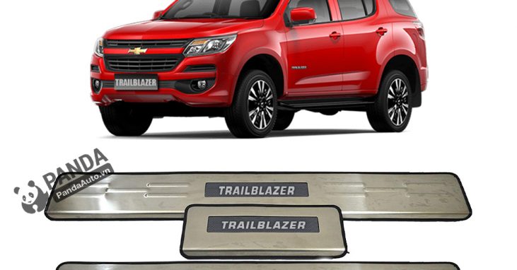 Nep-buoc-chan-ngoài-inox-cho-xe-oto-chevrolet-trailblazer-tai-panda-auto
